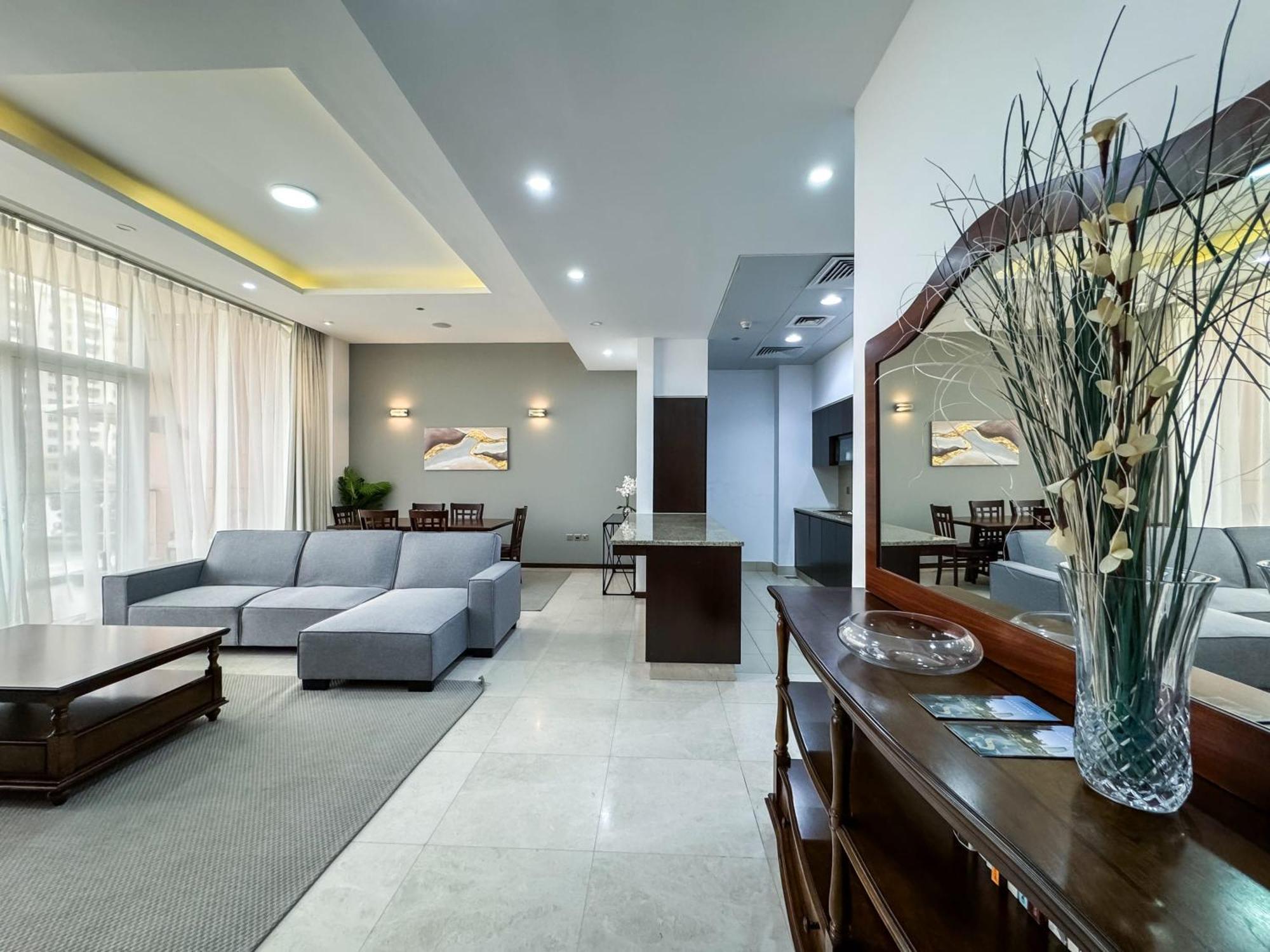 Modern Beachfront 1Br Apartment - Tiara Residence Дубай Екстериор снимка