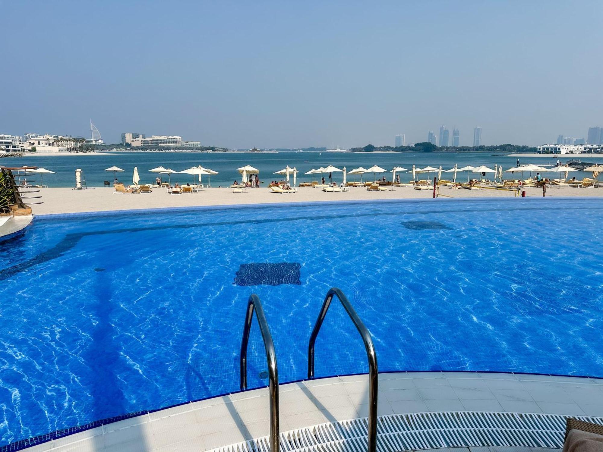 Modern Beachfront 1Br Apartment - Tiara Residence Дубай Екстериор снимка
